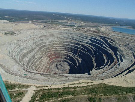 Diamante en bruto extraído de la tierra